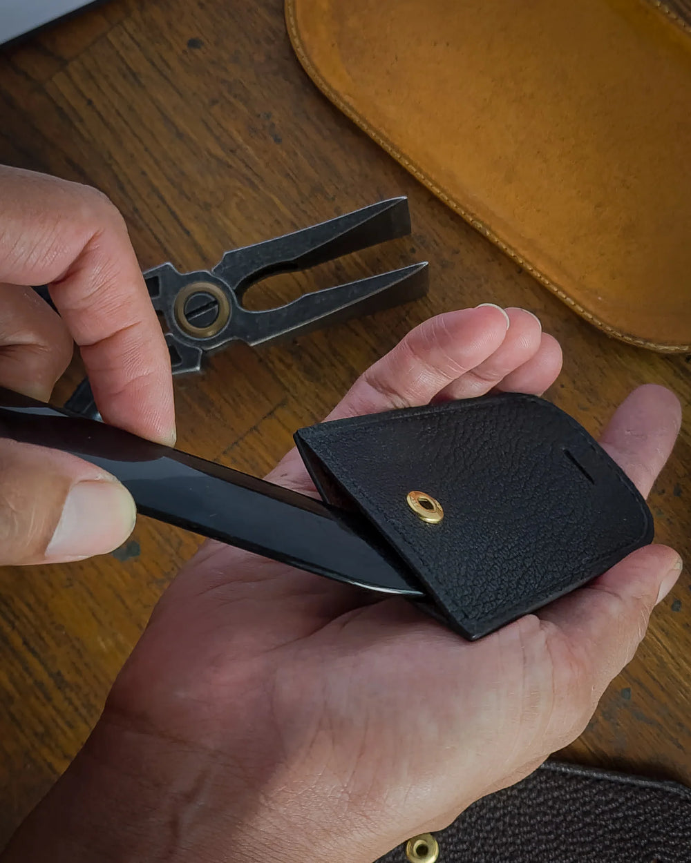 CRIMSON HIDES – a leatherstore